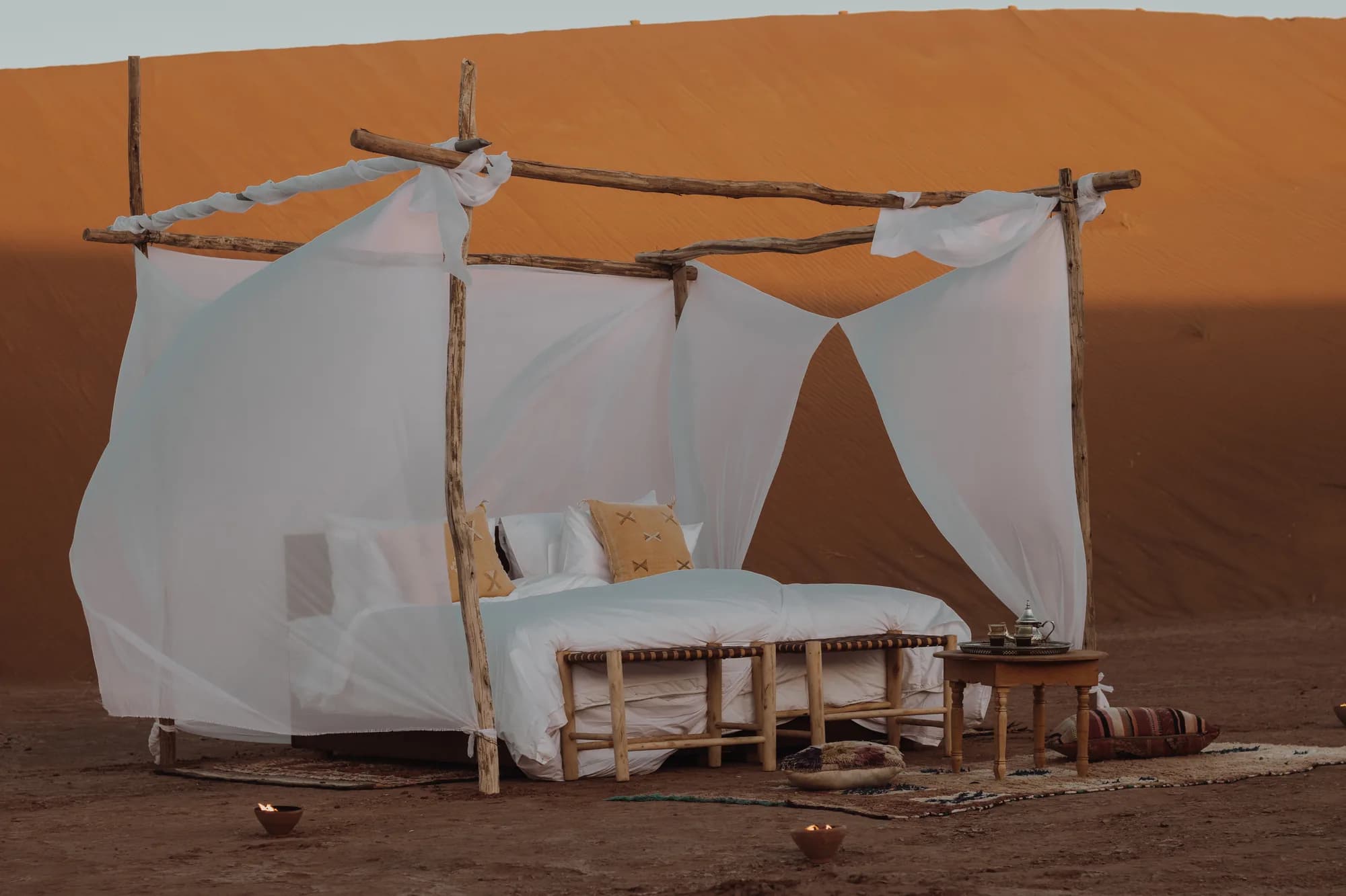 Canopy bed open to the dunes at the Umnya camp